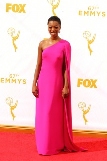 Samira Wiley. Esse pink é maravilhoso. 
